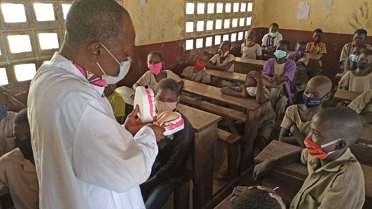apoBank-Stiftung unterstützt u.a. die Aufklärungskampagne des Vereins Ossara e. V. zur Förderung der Mundhygiene an öffentlichen Grundschulen im Norden von Togo. (Bildquelle: Ossara e.V.)