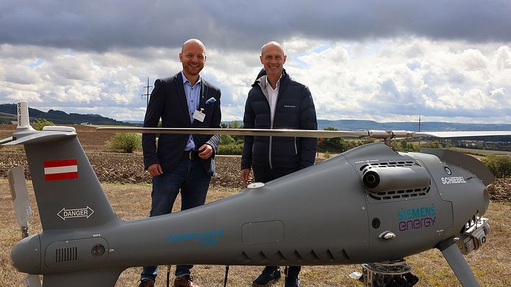Tino Link, Leiter bei Siemens Energy, und Bayernwerk-Vorstandsvorsitzender Dr. Egon Westphal (r.) bei der Präsentation der SIEAERO-Technologie am 8.9. in Haßfurt. Es war der erste unbemannte Drohnenflug an einer Hochspannungsleitung in Deutschland.