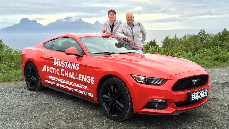 Knut Wilthil og Henrik Borchgrevink vil sette verdensrekord med sportsbilikonet Ford Mustang og gir leserne økokjøringstips om hvordan redusere drivstofforbruket.
