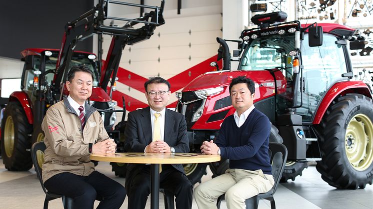 From left:Shigemi Hidaka, Noboru Noguchi and Hisashi Miura discuss agricultural robotics.