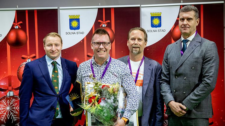 Årets företagare Björn Sjöstrand tillsammans med Pehr Granfalk, kommunstyrelsens ordförande, Niclas Herneteg (Företagarna) och Jan Marklund (Stockholms Handelskammare). Fotograf: Casper Hedberg