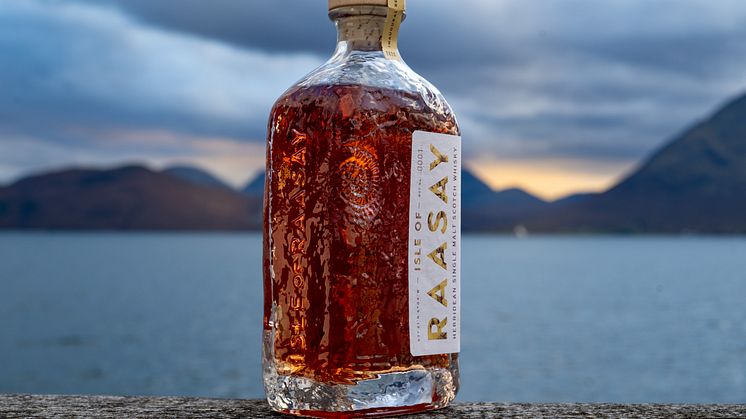 Whiskyn är förpackad i en flaska med ingraverade fossiler och klippstenar inspirerade från ön