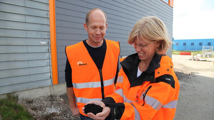 Viktoria Edvardsson, miljöutredare Renova Miljö, och Daniel Collvik projektledare, studerar kolet som ska fånga upp PFAS-ämnen i det nya reningsverket.