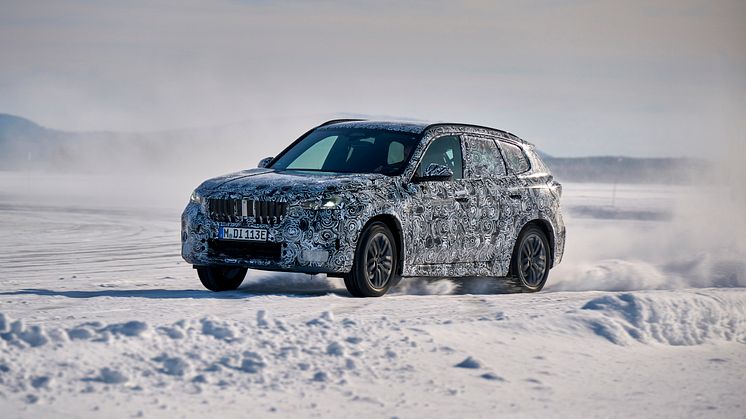 BMW iX1 ved BMW Groups vintertestcenter i Arjeplog i Nordsverige