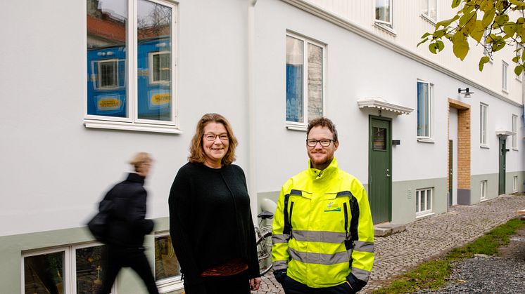 Husvärd Carina Lundqvist och projektchef Anders Nilsson från Poseidon är glada att kunna hälsa hyresgäster i kvarteret Skäppan tillbaka till sina lägenheter efter upprustningen.