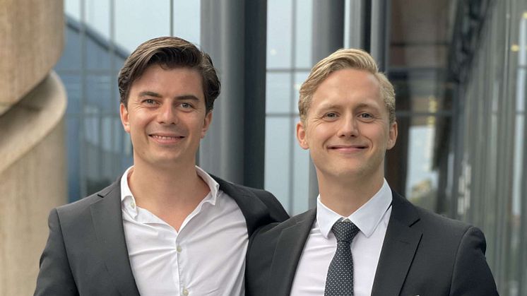 Martin Eileraas (t.v) og Jarl Andreassen gjekk rett i fast jobb etter å ha fullført ei mastergrad i cybersikkerheit og leiing ved Universitetet i Agder (UiA).