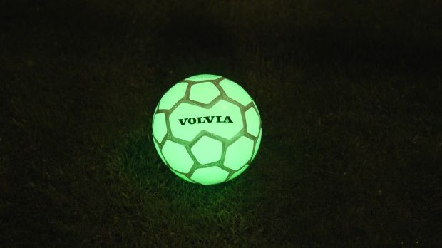 Fotboll som lyser gör leken säkrare i mörkret