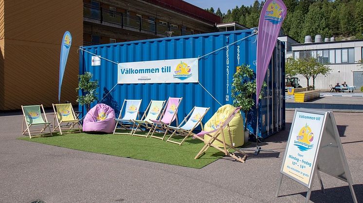 Sommartorget dukar upp en container med aktiviteter för barn och unga på våra torg.