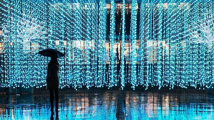 Suurikokoinen, mediaryhmä Squidsoupin immersiivinen ja interaktiivinen valoteos 'Submergence' on kenelle tahansa ainutkertainen audiovisuaalinen kokemus.  Kuva: Quays Culture, Salford Quays.