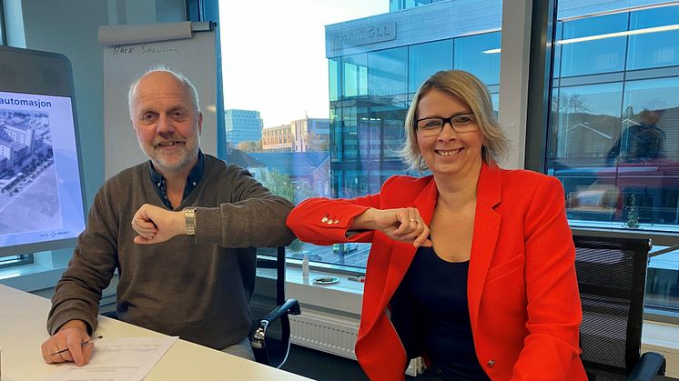 Dag Bøhler (prosjektdirektør, Helse Sør-Øst HF) og Karoline Nystrøm (CEO, Schneider Electric) har nylig inngått kontrakt: - Vi ser frem til et godt samarbeid i forbindelse med nye Drammen sykehus, sier de.