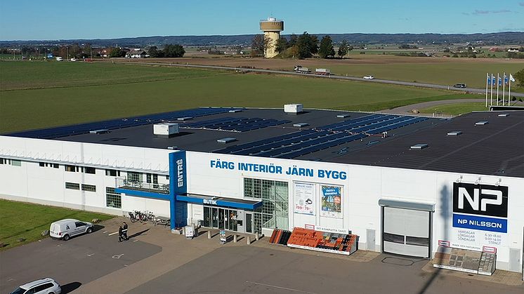 NP Nilsson installerar solceller på sin fastighet i Ängelholm.