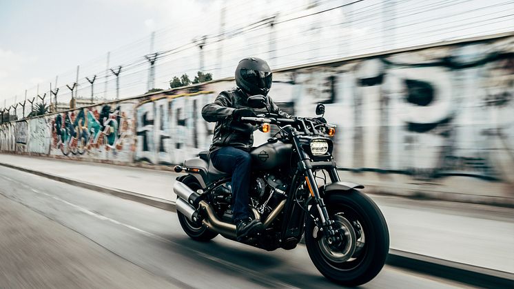 Neben dem Schutzhelm erfüllt die richtige Kleidung eine wichtige passive Schutzfunktion, denn Motorräder haben keine Knautschzone. Foto Harley-Davidson/unsplash.com