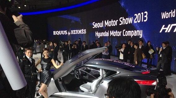 Hyundai viser sin luksuskupé, konseptbilen HND-9, på bilmessen i Seoul