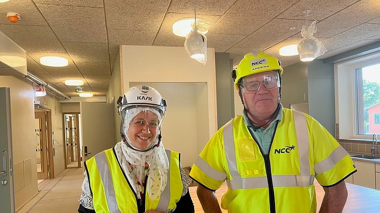 Nagwa Elmohr, byggprojektledare Micasa Fastigheter och Anders Nilsson, platschef NCC har bråda dagar inför invigningen av Rinkeby vård- och omsorgsboende..