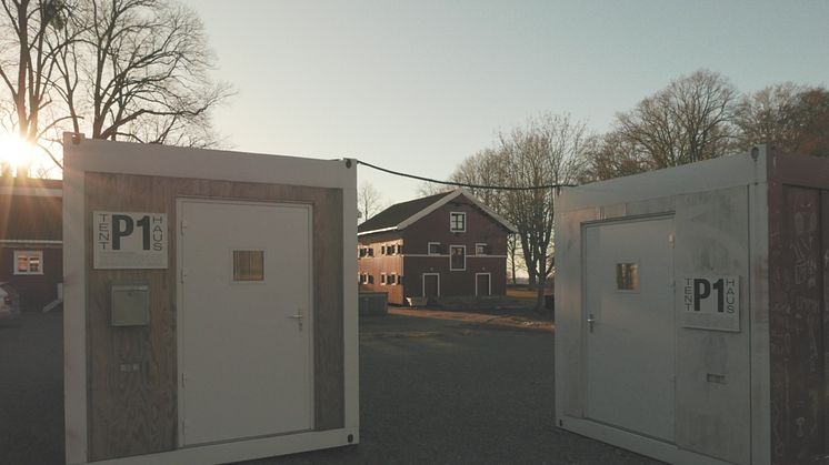 View of Tenthaus' artist residency units P1 - Mobile Atelier, situated at the MOMENTUM 12 site in Jeløya, Moss. Photo credit: Vlad Molodez.
