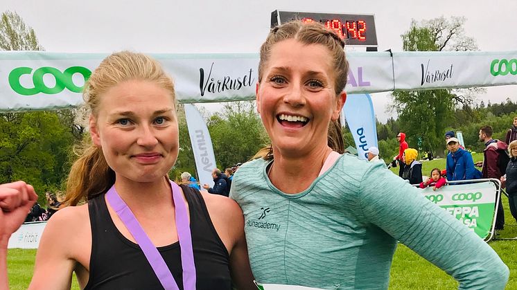 Vinnaren Lisa Ring till vänster tillsammans med Linnea Isaksson 6:a i mål.