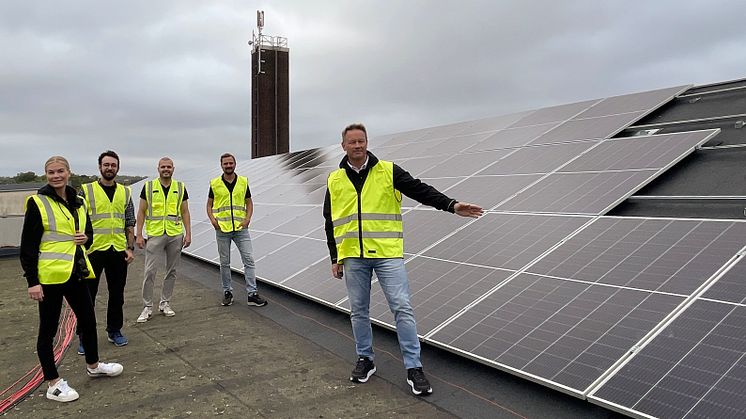 Clara Skogh, Milosz Kubsik och Emil Einarsson från Solifokus, och Patrik Elmberg och Dennis Robérteus från ABRI inspekterar installationen av solpanelerna..