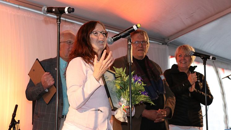 Karin Fällman och Sven Roosqvist tar emot priset för årets kooperativ på Mötesplats Lycksele. Foto: Gold of Lapland