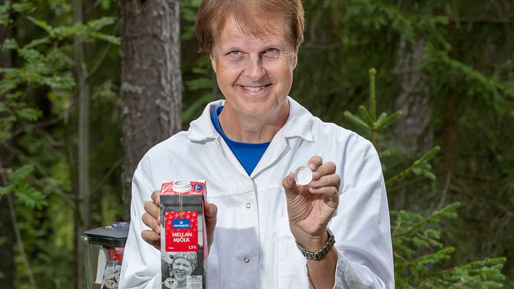 Patrik Norqvist, lektor i fysik, hjälper till med förklaringar varför återvinning är viktigt och hur man gör det på enklaste sätt. Foto: Johan Gunseus