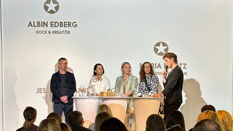 Jesper Johansson, Desirée Jaks, Tina Trigg, Maria Printz och Albin Edberg i panelen på Stellagalans Forum 2023.