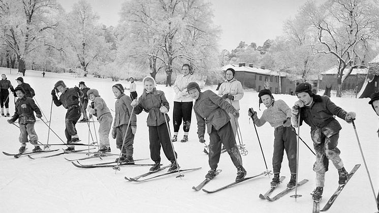 Skidskola i Hagaparken 1953. Foto: Jan Ehnemark/Digitala Stadsmuseet