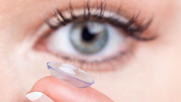 Die richtige Pflege bei Kontaktlinsen ist wichtig, um Augenkrankheiten vorzubeugen.
