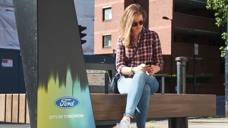Ford lanserar smarta bänkar med mobilladdning och wifi