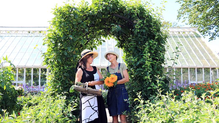 Trädgårdsinspiratörerna Lydia Jeppsson och Annika Christensen har skapat den nya utställningen Odla hälsa på Sofiero. Foto: Johanna Kärnstrand.