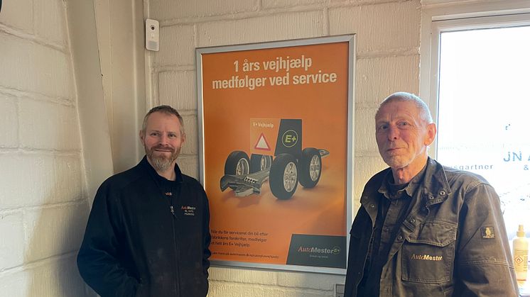 Indehaver af KL Auto, Karsten Larsen til højre, og mekaniker Rasmus Nielsen til venstre.