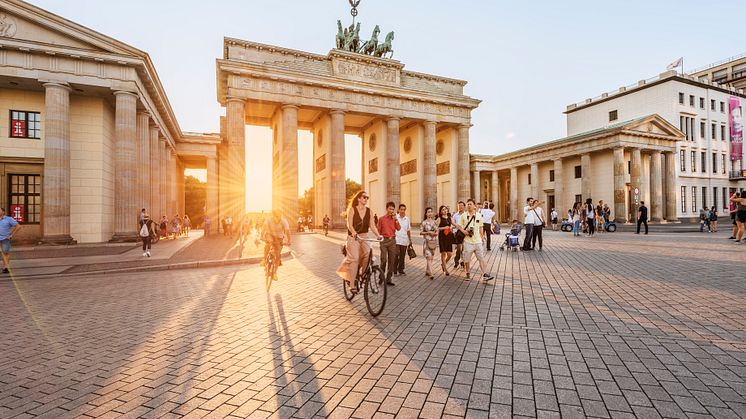 Berlin: Syklister i sentrum, regjeringsdistrikt, Brandenburger Tor, Pariser plass