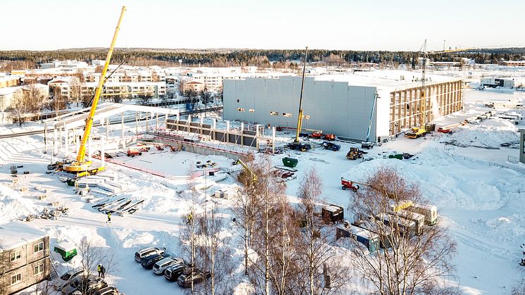 Väggpanelen är på väg upp på fotbollshallen och på multisporthallen kommer takstolarna upp. Thoren Arena växer fram.