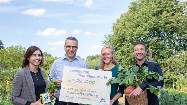 Alicia Seidel und Kai Daubenberger von dm überreichen Stella Bünger und Florian Petrich die Spende von dm für den Saatgutfonds der Zukunftsstiftung Landwirtschaft