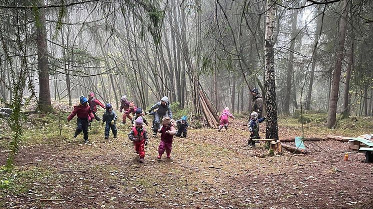 Vidarheim barnehage i Øyer får støtte til å oppgradere området rundt gapahuken de har i skogen. (Foto: Vidarheim barnehage)