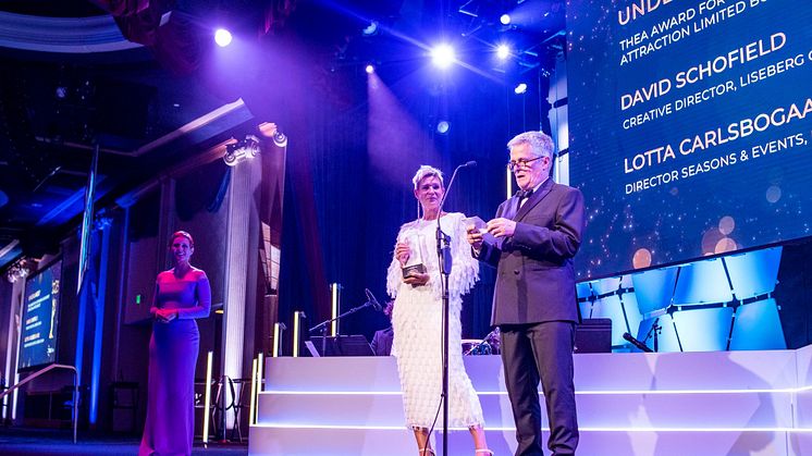 Lisebergs Lotta Carlsbogård och David Schofield tar emot priset vid galan i Los Angeles. Bild: The Themed Entertainment Association