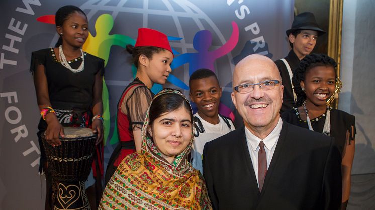 Magnus Bergmar med Malala Yousafzai, som år 2014 tilldelades World’s Children’s Prize for the Rights of the Child av miljoner röstande barn.   