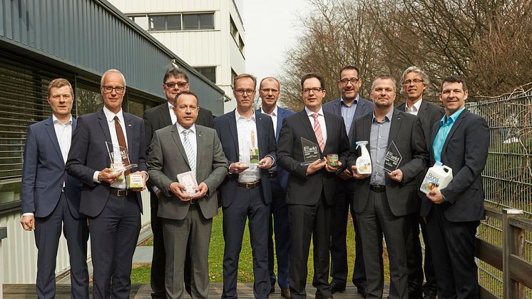 Gewinner des Wettbewerbs "Produkte des Jahres 2017", Juroren sowie Mitarbeiter der RM Handelsmedien