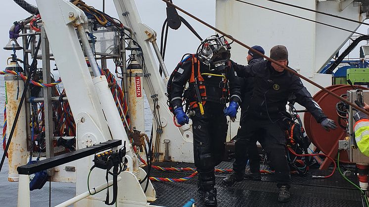 Dykare från danska JD Contractor gör sig redo att gå ner till Skytteren på 74 meters djup. 