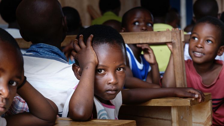 Skolan Loi Waisi i Uganda kommer att få el med hjälp av solceller från Öresundskraft. Barnen får också solcellsladdade lampor att ta med hem på kvällen för läxläsning och annat.
