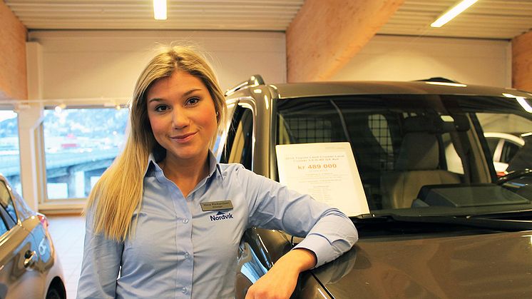 Velg firehjulstrekk: -Bilselger Nina Richardsen viser frem bruktbilutvalget hos Nordvik.