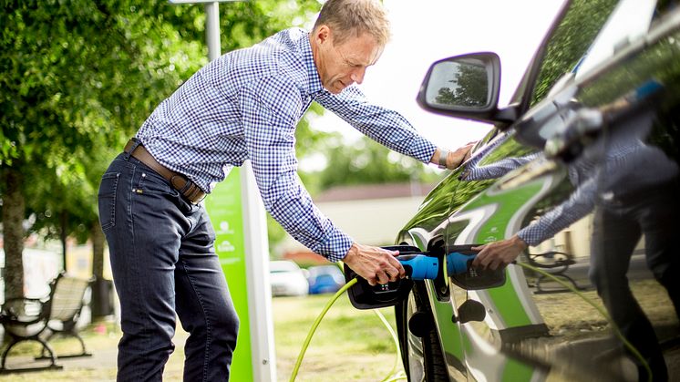 Jens Isemo, vd på Linde energi, laddar bilen med förnybar el från Linde energi.