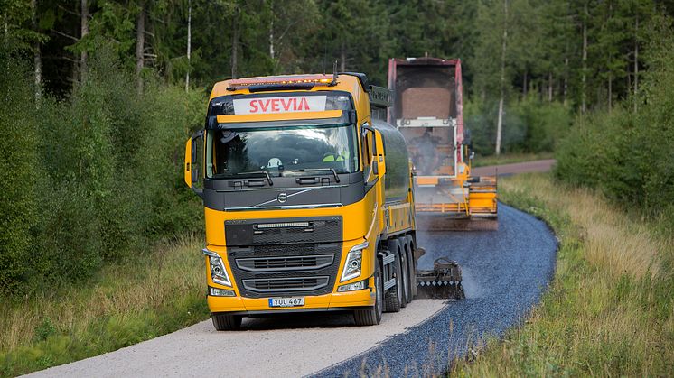 Svevia ska lägga tankbeläggning på 80 mil väg i sommar.  Vägar som får ny tankbeläggning finns i Norbotten, Västerbotten, Västernorrland, Dalarna, Jönköping och Gotland. Foto: Markus Marcetic.