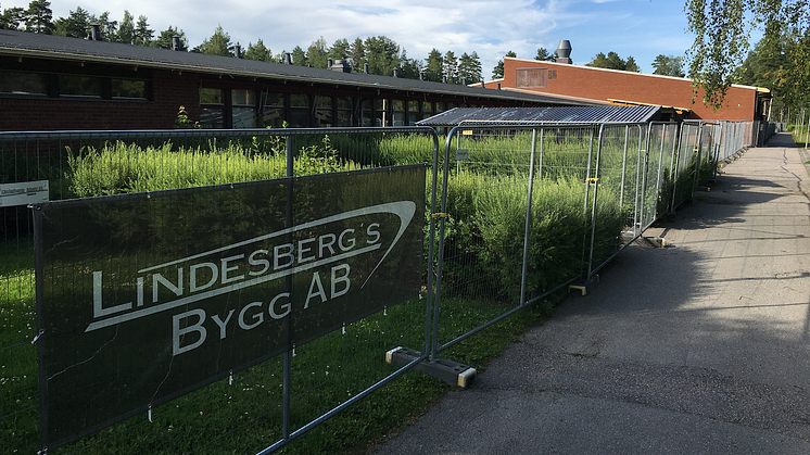 Eleverna har lämnat Stadsskogsskolan i Lindesberg som nu står och väntar på att byggas om till bostäder och föreningsverksamheter.