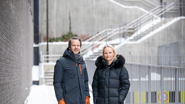 Økonomisjef Thomas Christiansen i OnePark ser frem til at selskapet skal flytte inn i et lyst og grønt bygg med sentral beliggenhet og god kollektivdekning. Her med utleiesjef Cecilie Landgraff Bruusgaard i Höegh Eiendom.  