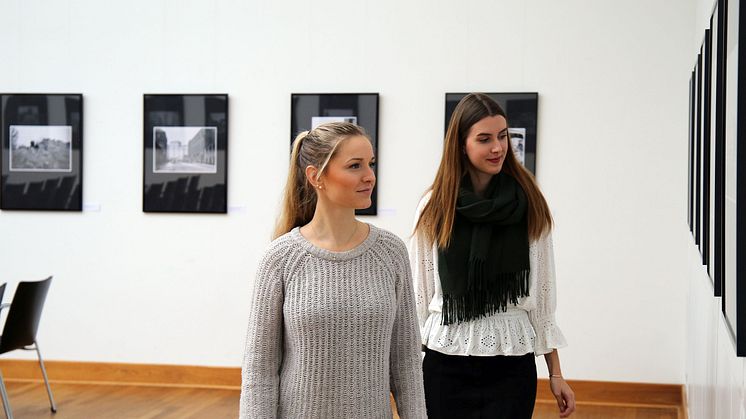 Besucherinnen in der Ausstellung "Reporter auf drei Rädern"