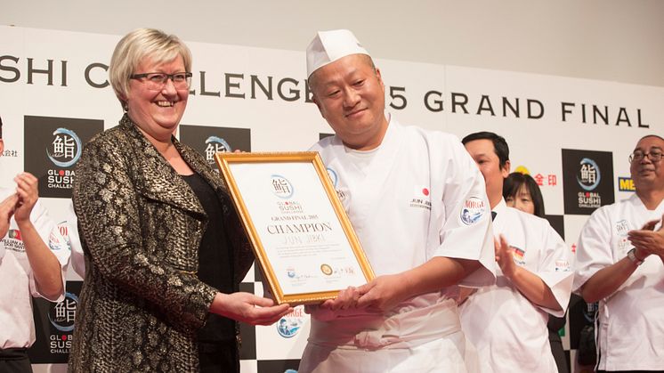 Chef Jun Jibiki du Japon sacré champion lors de la Grande Finale du Global Sushi Challenge à Tokyo
