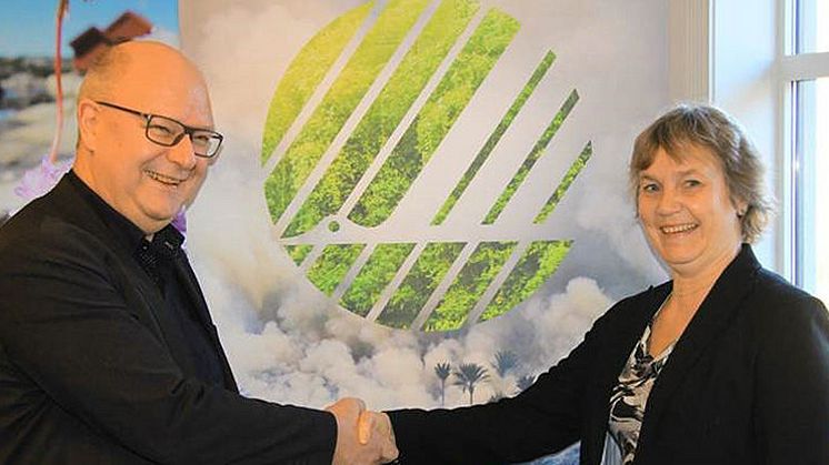 Administrerende direktør Anita Winsnes i Miljømerking Norge og avdelingsleder i Norsk Byggtjeneste AS, Ole Gunnar Honningsøy.