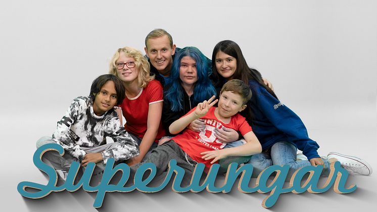 I UR:s tv-serie Superungar träffar Måns Möller barnfamiljer som lever med diagnoser som till exempel adhd och autism. En serie om föräldrars kärleksfulla kamp och barnens otroliga insikter och livsvisdom. ©Tommy Jansson/UR.