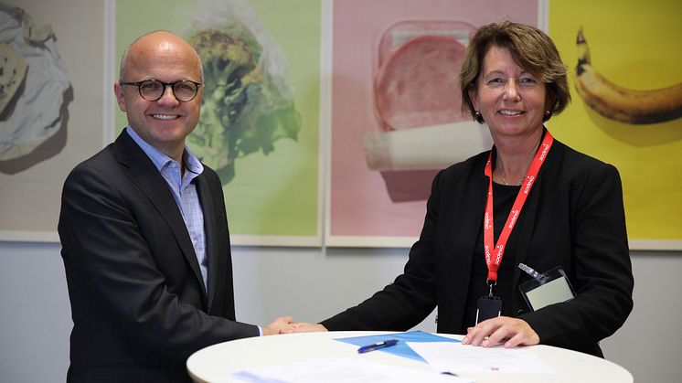 Sodexos representant Nora Kværnes med klima- og miljøminister Vidar Helgesen.