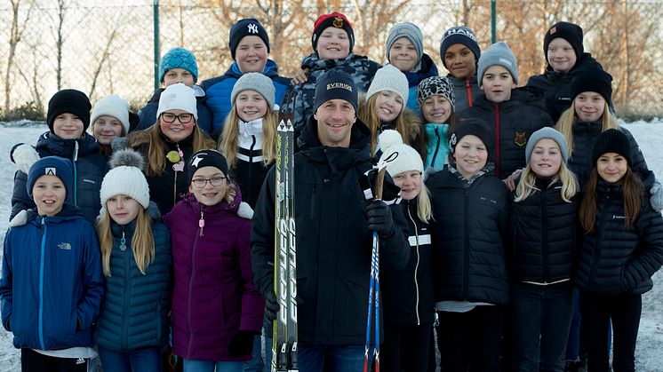 Barn i Östersund har hårdtränat inför Jorden runt-loppet med hjälp av olympier, som här Anders Södergren, skidåkare.