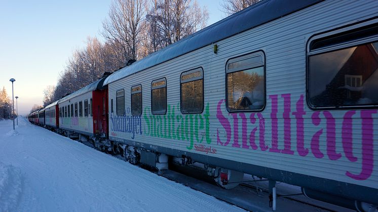 Snälltågets nattågsvagnar kommer lastat längs Inlandsbanan med fjällresenärer från södra Sverige. 